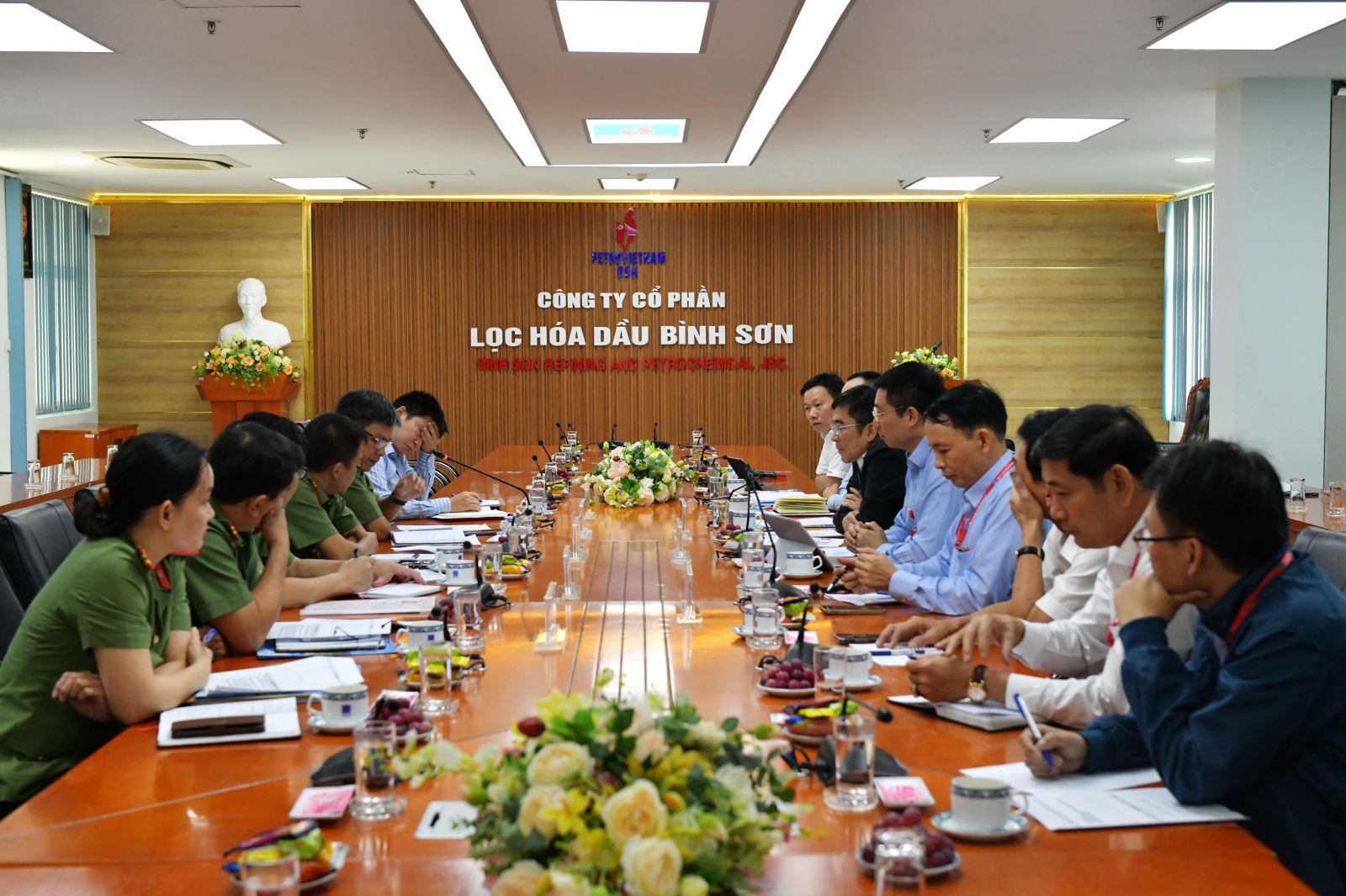 BSR làm việc với Bộ Công an và Tập đoàn Dầu khí Việt Nam về công tác bảo vệ NMLD Dung Quất - ảnh 1