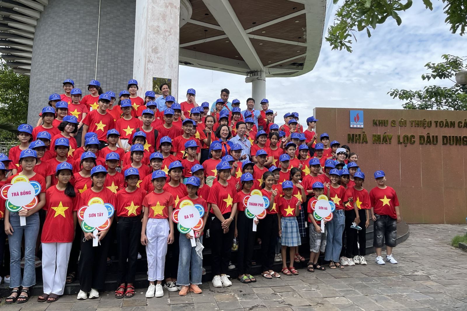 Hơn 100 đại biểu Cháu ngoan Bác Hồ và thiếu nhi dân tộc thiểu số tiêu biểu tỉnh Quảng Ngãi tham quan NMLD Dung Quất