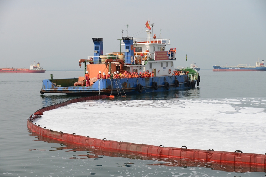 Diễn tập an ninh cảng biển về ứng phó sự cố tràn dầu