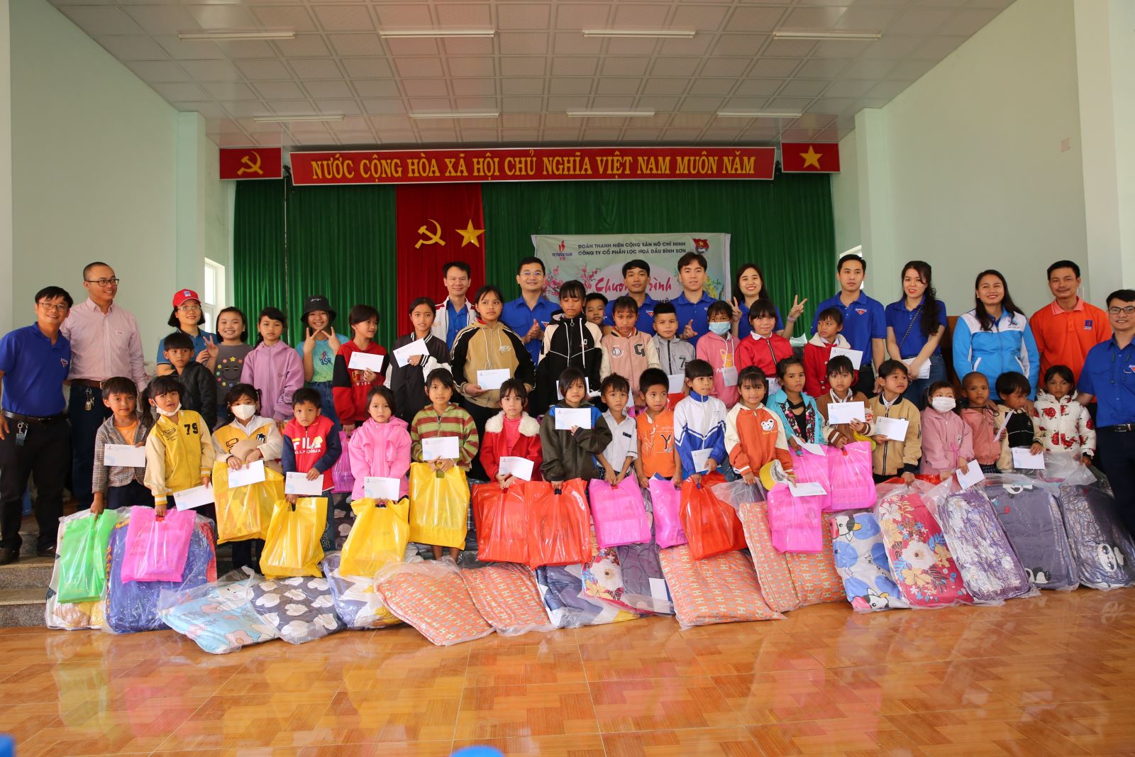 Đoàn Thanh niên BSR trao quà Tết cho các em học sinh có hoàn cảnh khó khăn