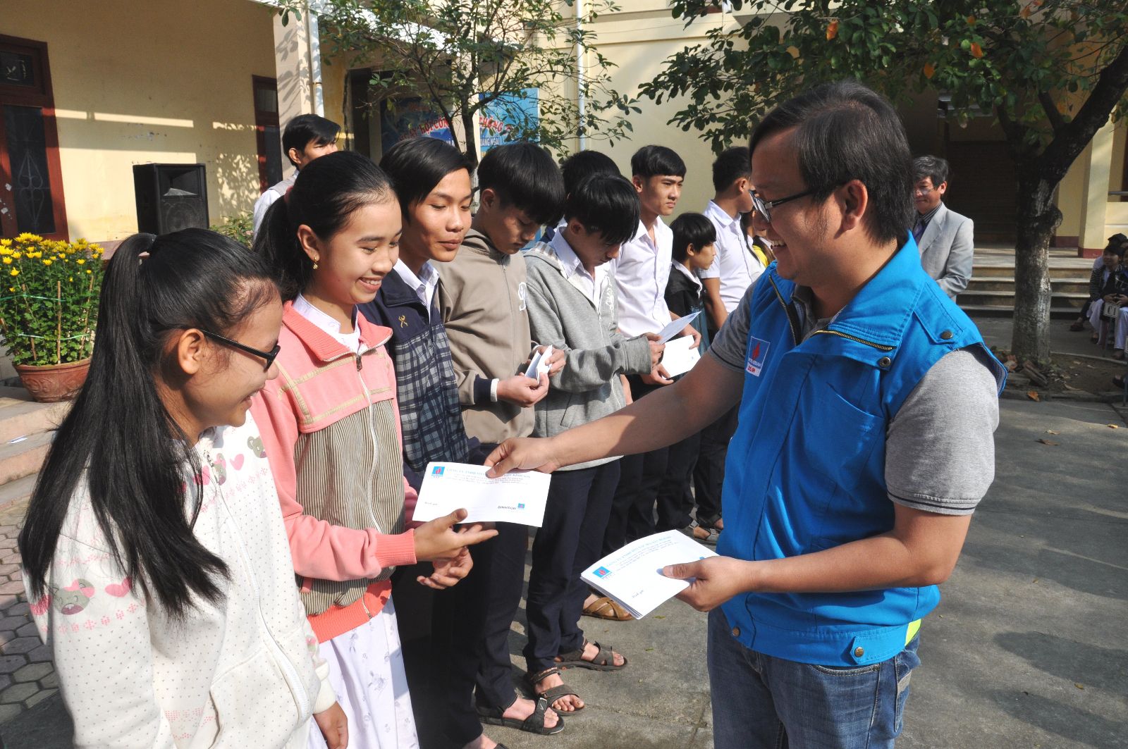 BSR trao học bổng cho học sinh Quảng Ngãi
