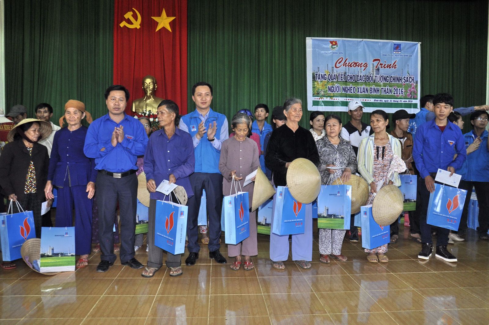 BSR trao tặng quà Tết cho thanh thiếu niên và hộ nghèo huyện Bình Sơn